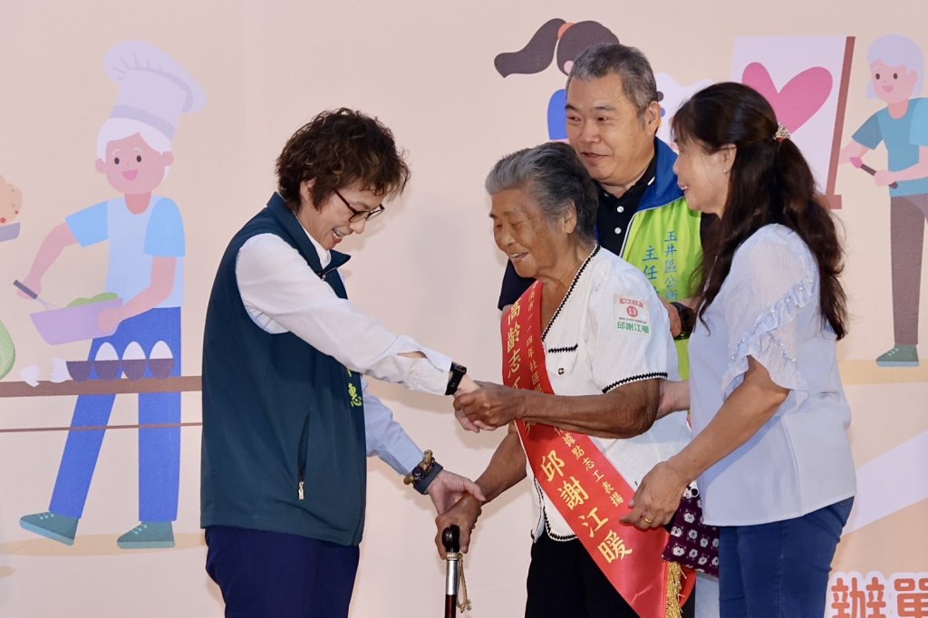 台南市社區照顧關懷據點志工表揚暨「鬥陣來呷菜」隆重頒獎 