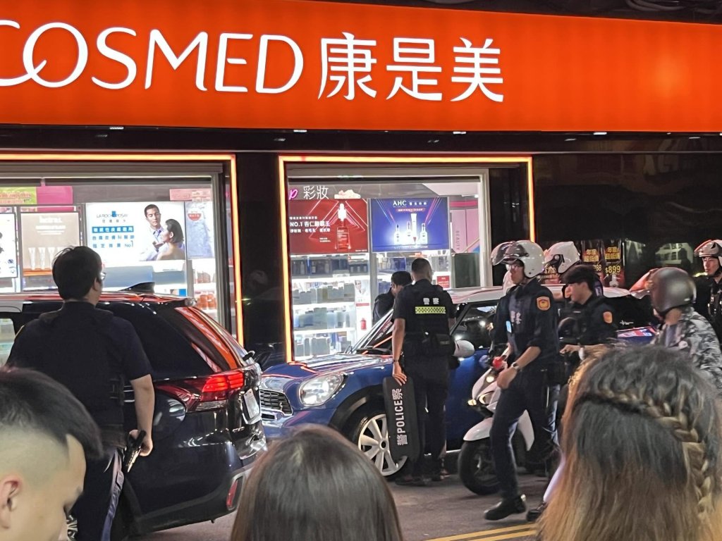 男子掛假車牌無照駕駛消極拒檢　警破窗逮人依法掣單告發