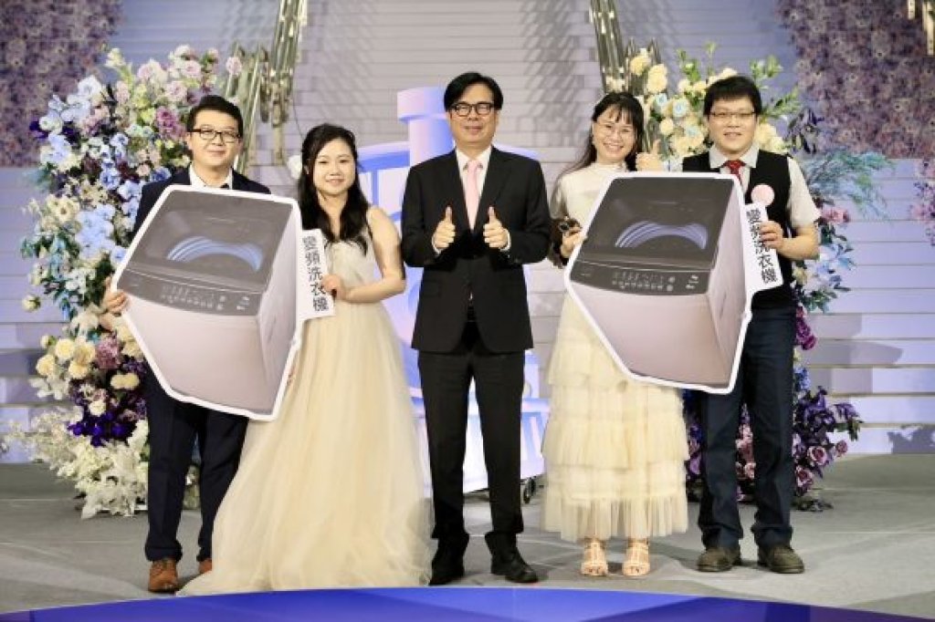 高雄火車站幸福啟程　陳其邁祝福115對新人百年好合