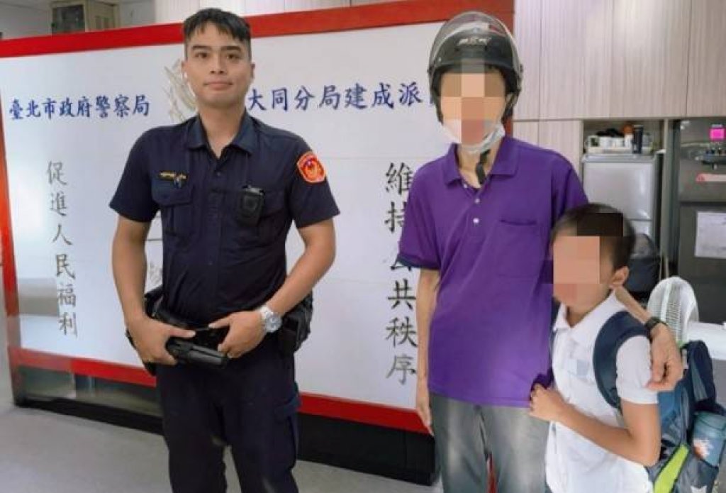 男童走失路邊嚎啕大哭  大同分局暖警安撫情緒助團圓