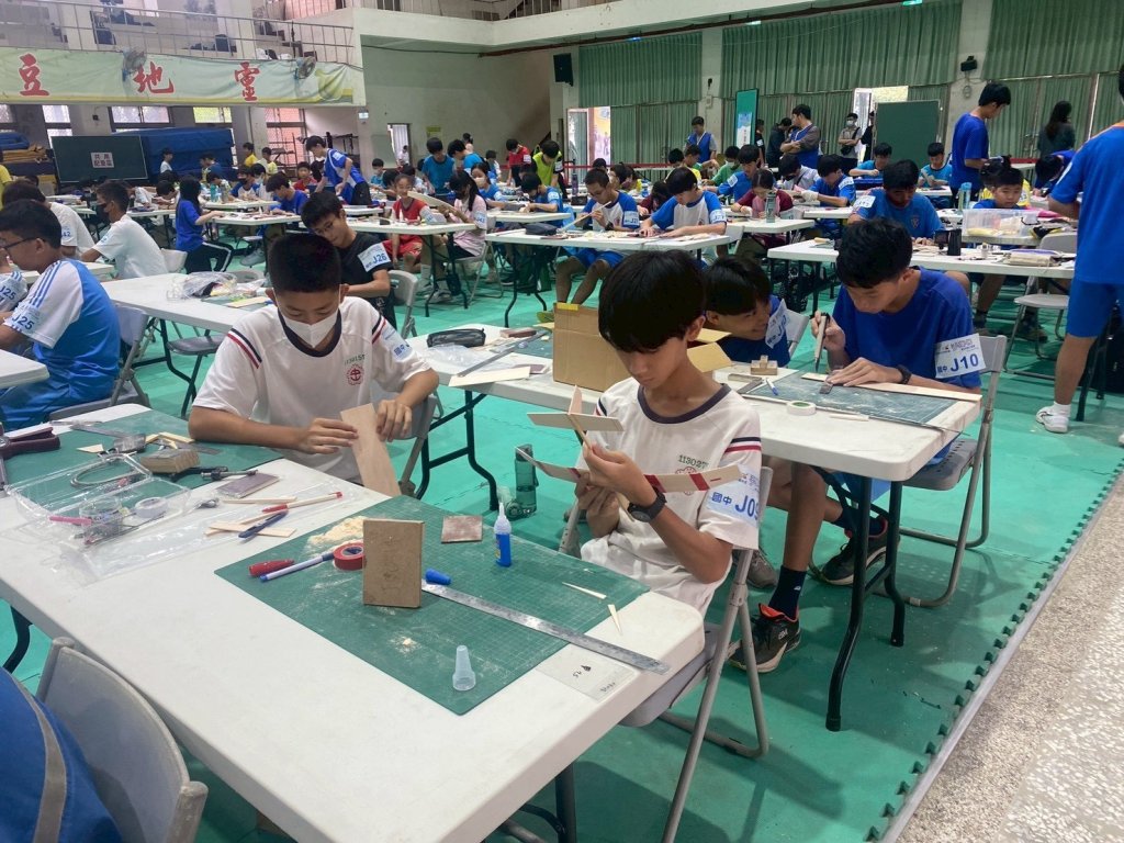 飛越課本的科技課 臺南市教育局自辦手擲機競賽 激發學生創造力與解決問題能力
