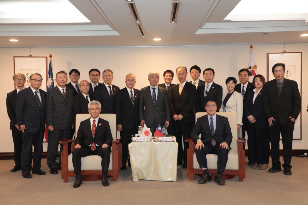 從農產交流到風災援助 市長黃偉哲贈送市鑰給日本弘前市長雙方友誼再升級