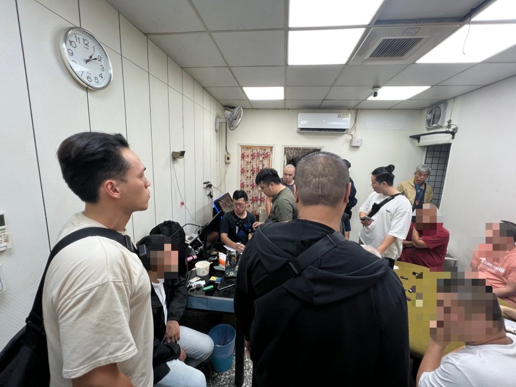 海山警抄賭場 逮10賭客1通緝 查扣百萬賭資 負責人遭移送