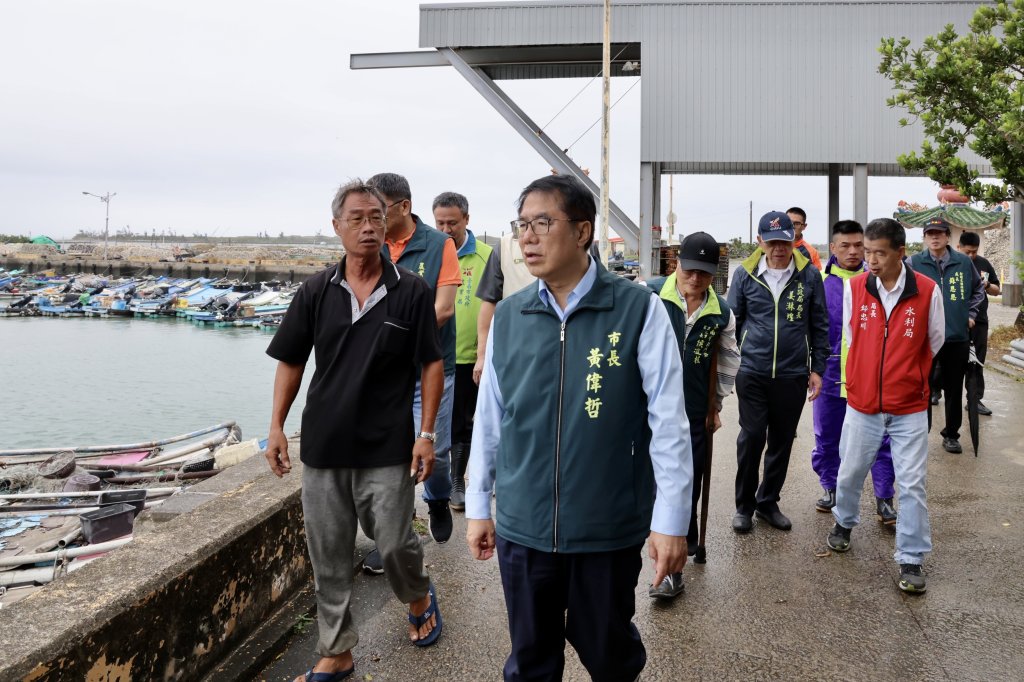 擔心鳳凰颱風影響 黃偉哲一早馬不停蹄視察北門、將軍、七股復建情況