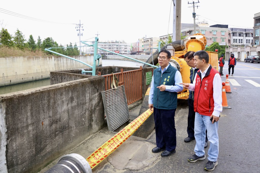 黃偉哲會同水利局視察安南區六塊寮排水區抽水機組  要求確保排水系統正常作業
