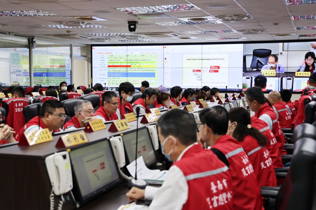 南市府召開「鳳凰颱風防颱第二次工作會報」黃偉哲提醒防災不能掉以輕心