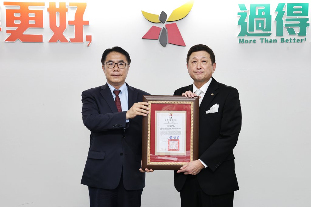 山形市訪問團來訪 黃偉哲頒發長谷川幸司前議長榮譽市民證書