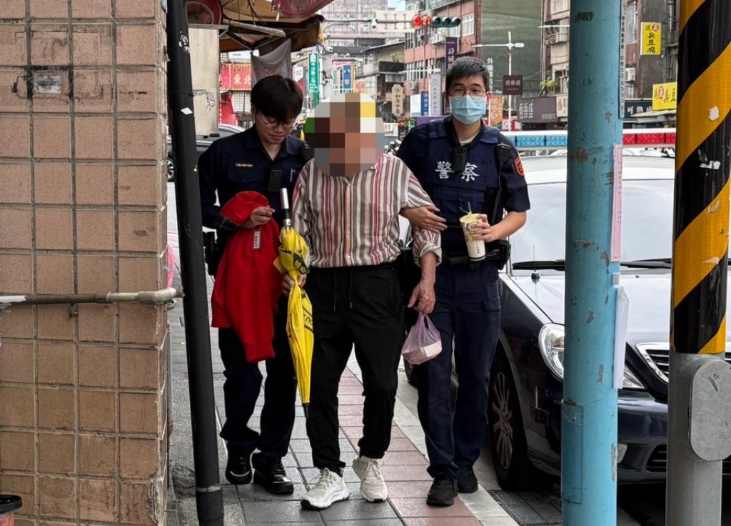 失智老翁倒臥街頭　好心員警察覺不對勁幫他找到家