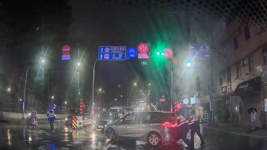 雨天卡路橋上進退維谷 桃警施援手排除障礙