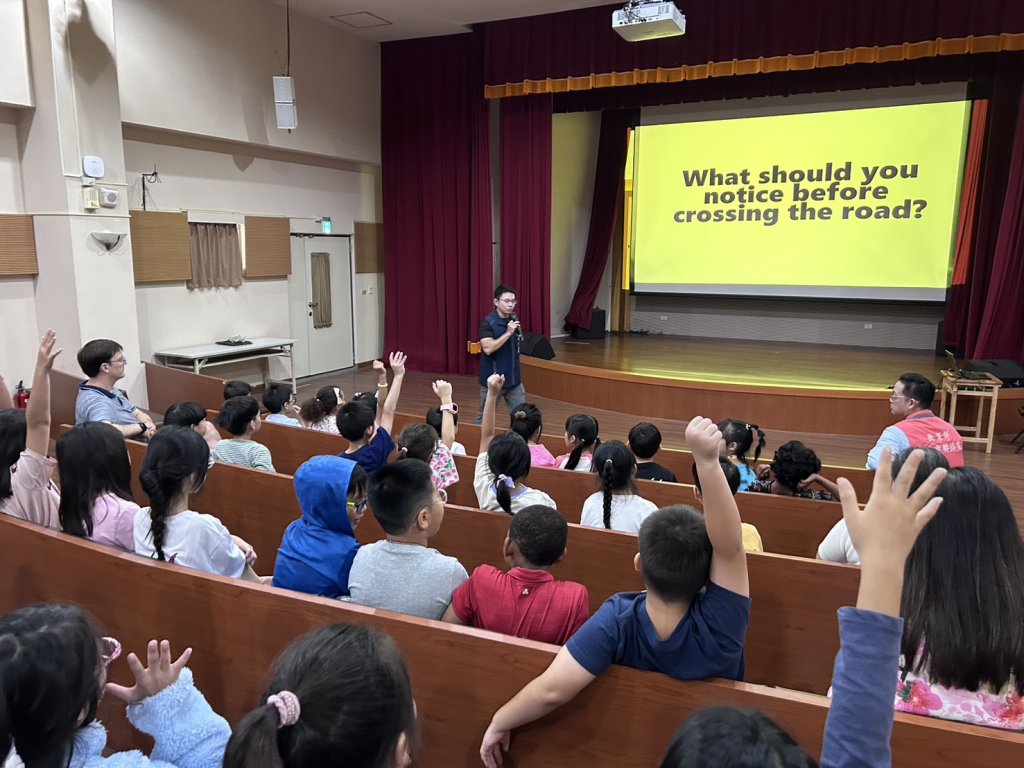 警察局交通大隊走進南科實中 全英語互動課程與小學生一起學交通安全