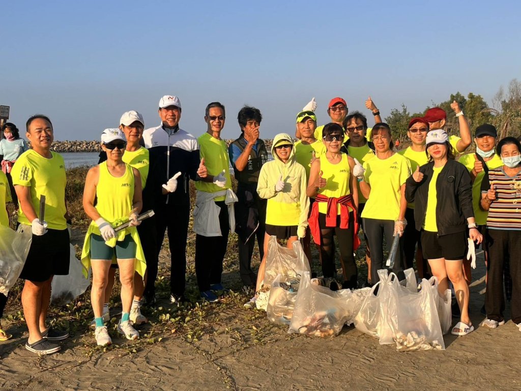 古都馬20週年號召百位跑者前進漁光島淨灘 用行動響應綠色賽事