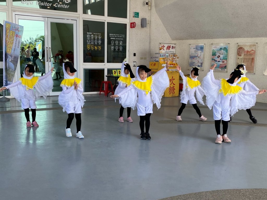 多位藝術家在黑面琵鷺文創藝術展七股遊客中心開幕展出