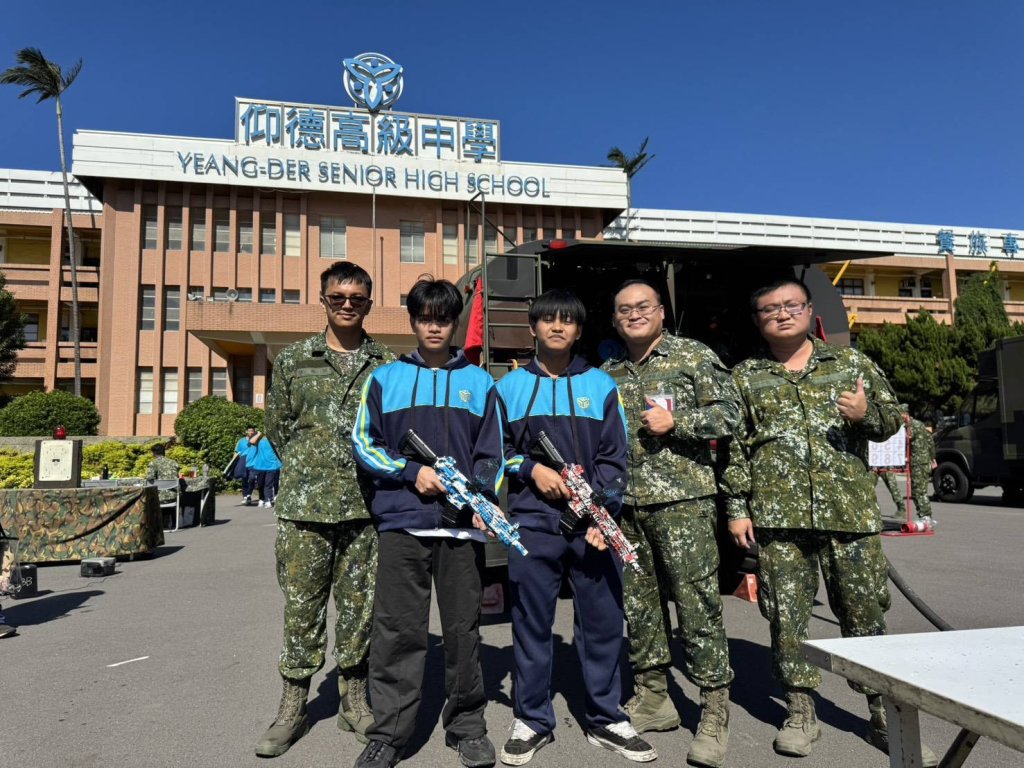 陸軍三支部新竹油料分庫油罐車 支援仰德高中招募陳展