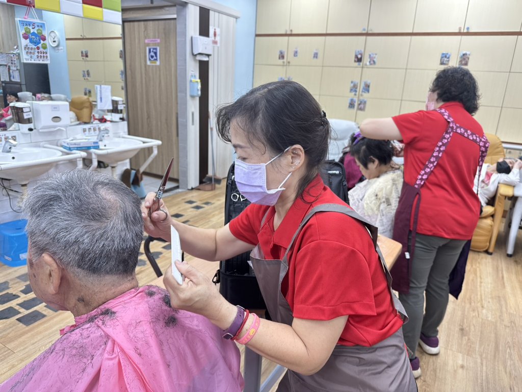台南市勞工局攜手工會 舉辦義剪活動傳遞溫暖關懷