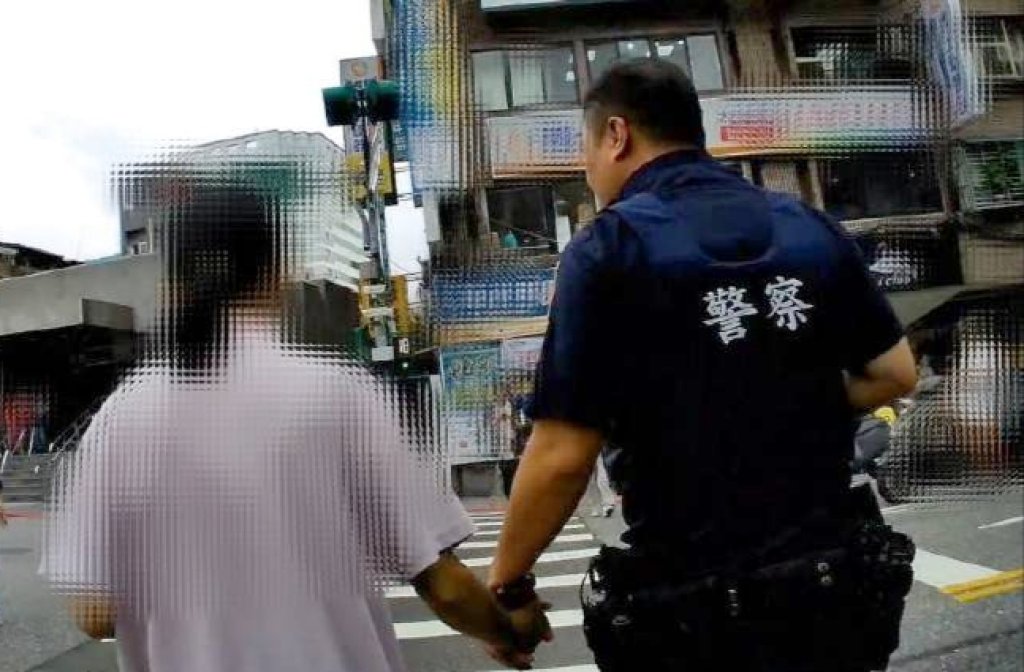 女子迷路哭喊 我想要回家！ 大同分局警暖心安撫助團圓