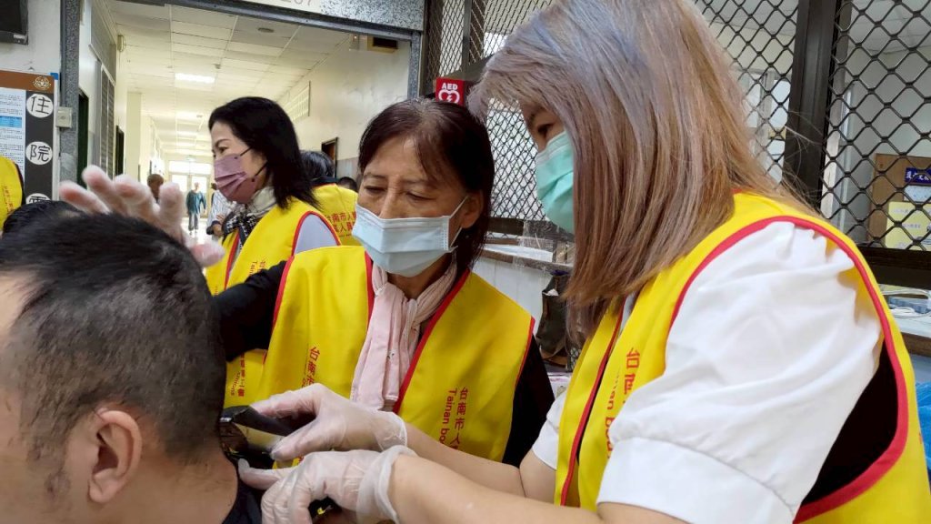 義剪送暖到仁馨 勞工局與職業工會攜手為住民打造清爽新容