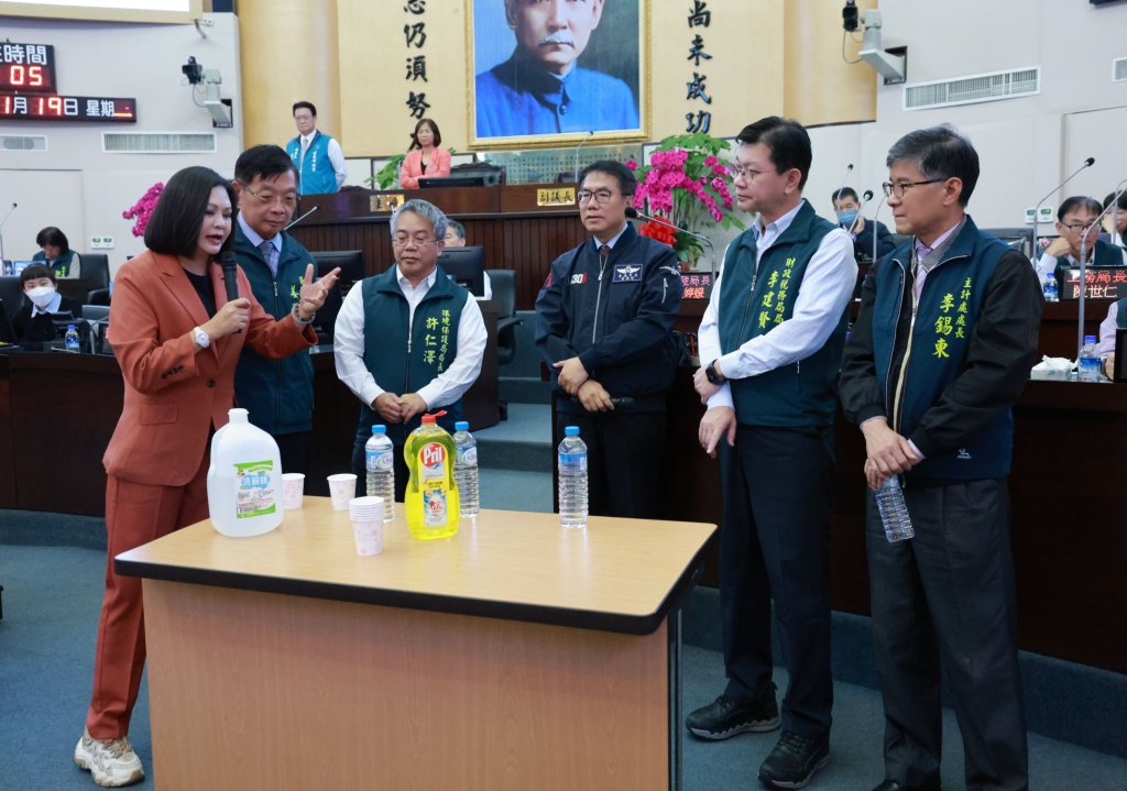 烏山頭水庫水質有清潔劑，謠言？林燕祝請黃偉哲與官員喝複製水 無人敢喝