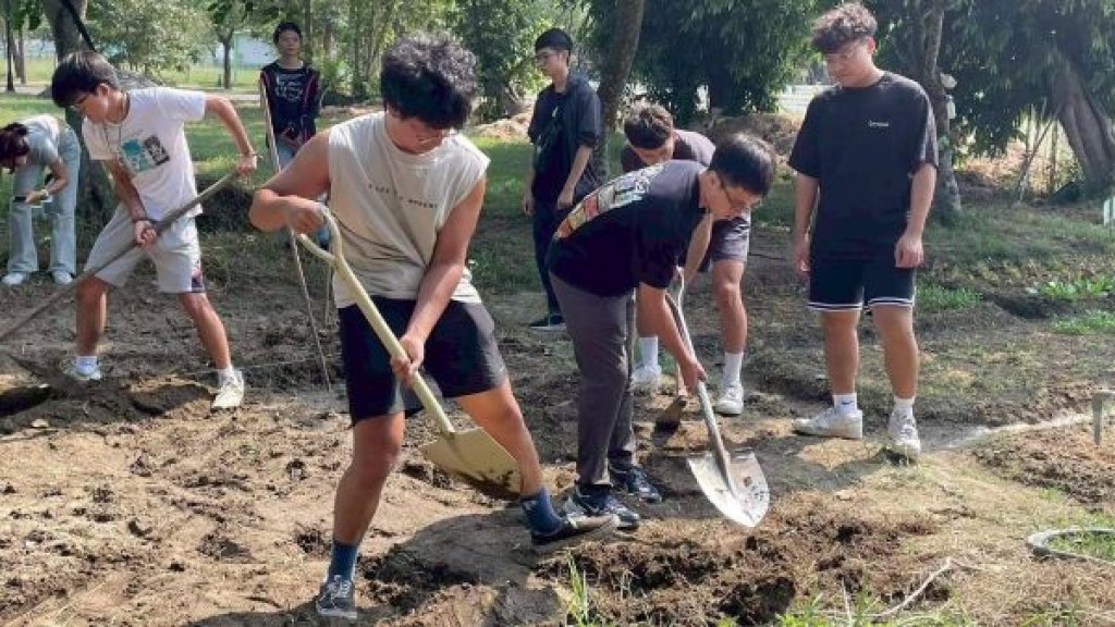 「從土地到餐桌」高雄大學推動食農教育 運健休系副教授莊淑姿 帶領學生闢田耕種