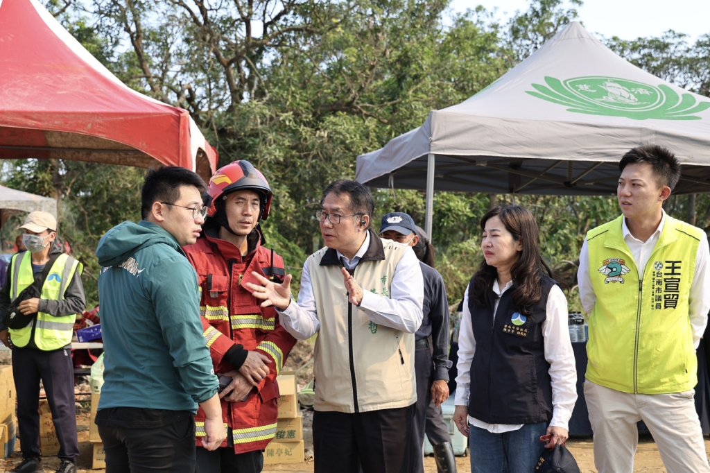 黃偉哲視察烏樹林風災廢棄物暫置區火警 盼盡快阻斷悶燒蔓延