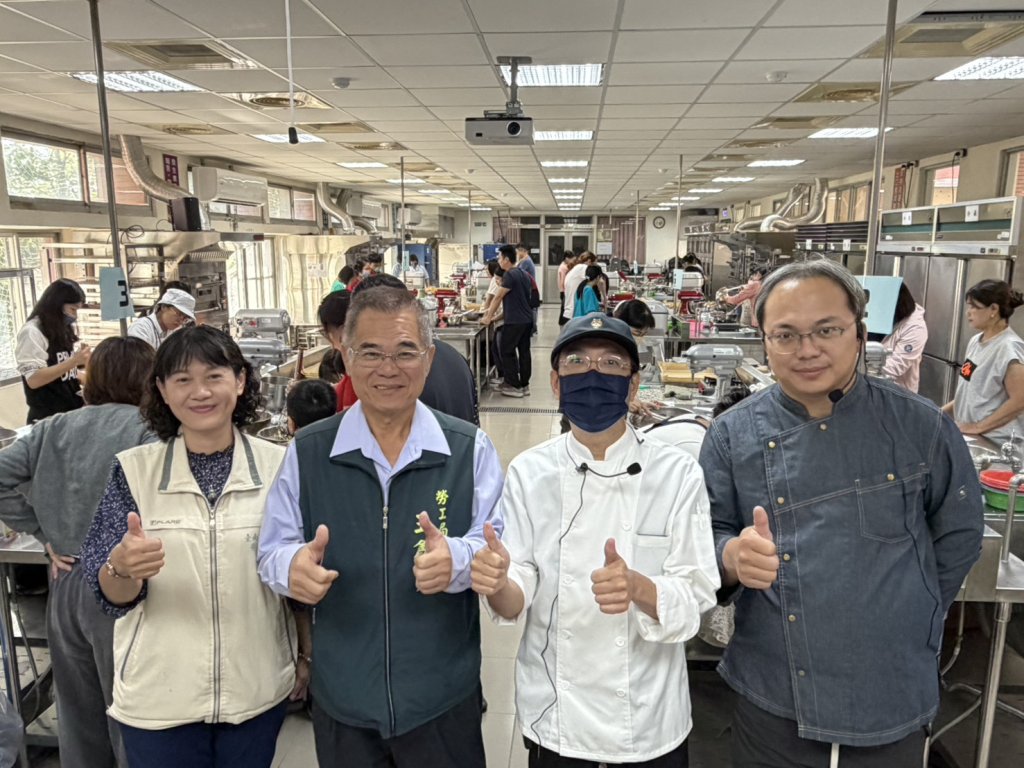 南市勞工局曾文園區勞工學苑課程 手作「聖誕樹幹蛋糕」體驗過節氣氛