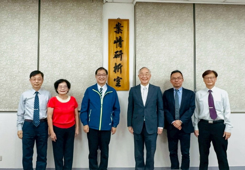 法務部長鄭銘謙到臺南視導檢察業務 主持案情研析室揭牌