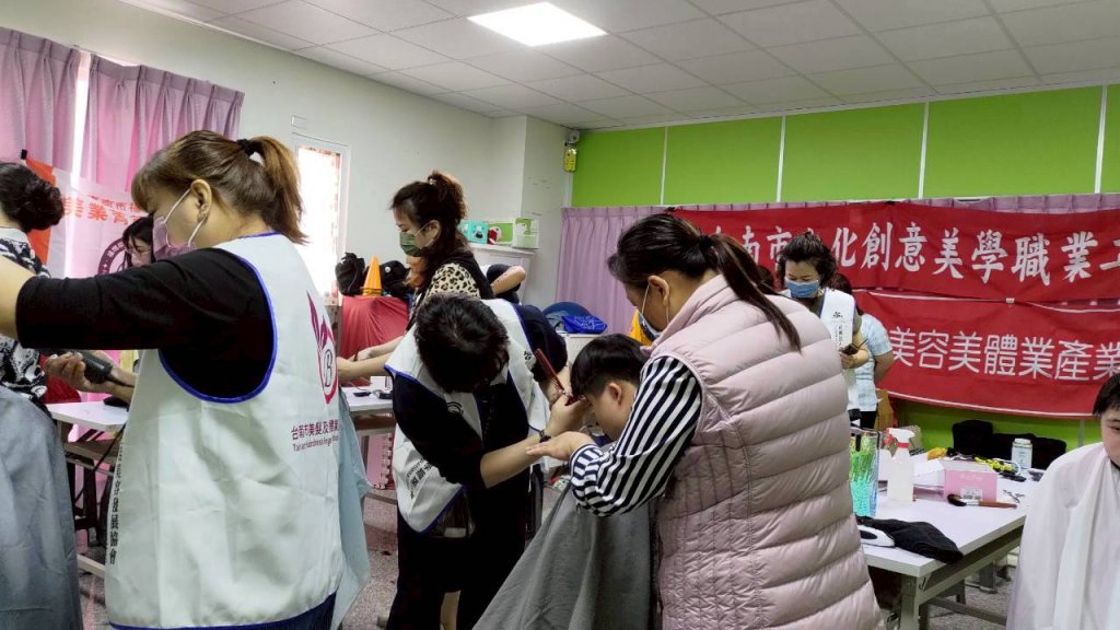 臺南市勞工局持續推動公益合作 志工義剪行動陪伴弱勢族群