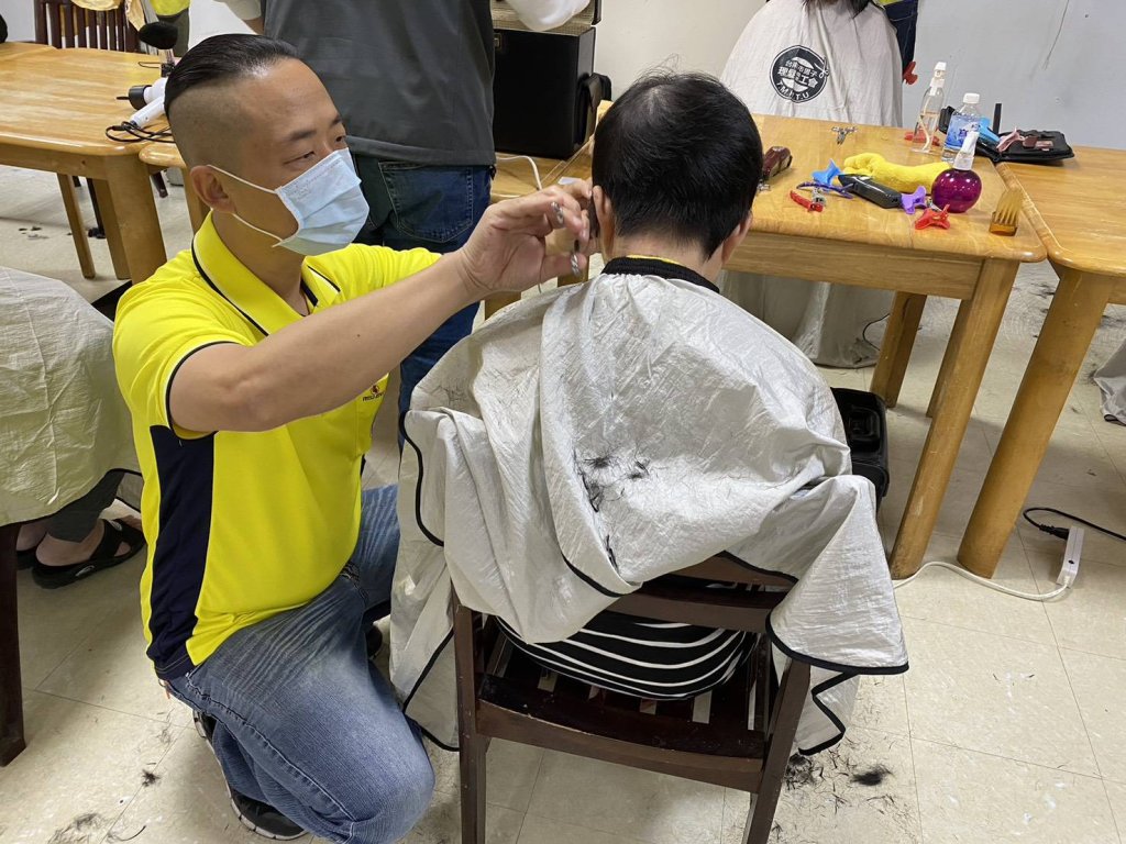 志工傳遞溫暖關懷 男子理髮工會義剪溫暖慢性病房