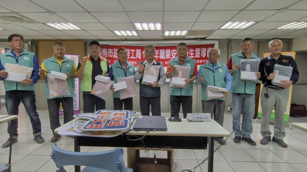 修繕志工戶外高氣溫下作業！勞工局與職業災害預防及重建中心酷熱中送涼衣