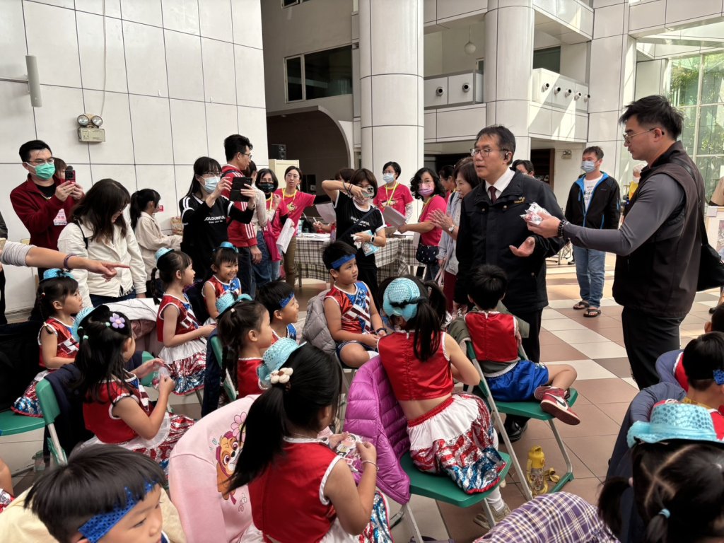 黃偉哲表揚家庭教育輔導考核特優學校與學生 盼攜手溫馨家庭陪伴孩子成長