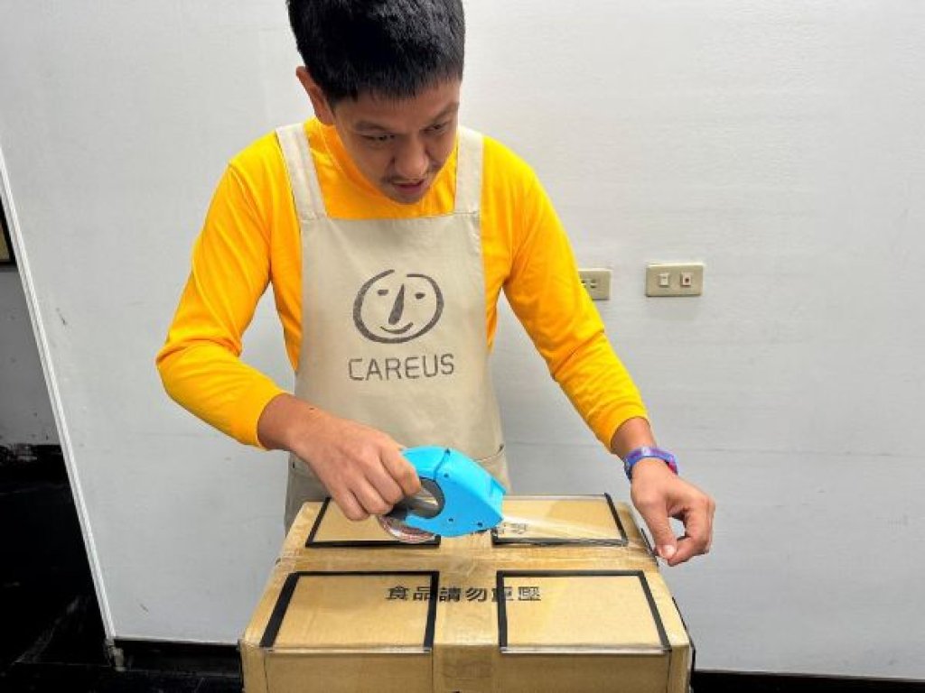  特製箱蓋助憨兒獨立完成封箱   喜憨兒基金會獲輔具設計金獎