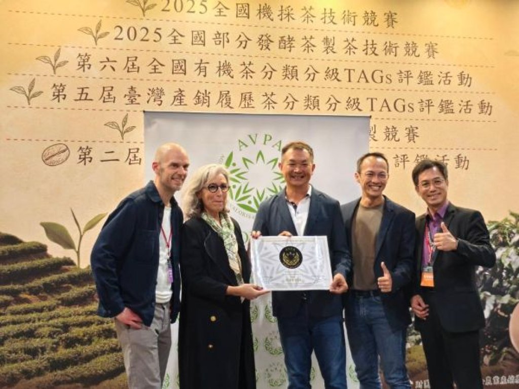 「高雄原生山茶閃耀國際」燿興、新發社區榮獲法國AVPA世界茶葉大賽佳績   AVPA評審主席深入高雄山林探訪六龜原生山茶