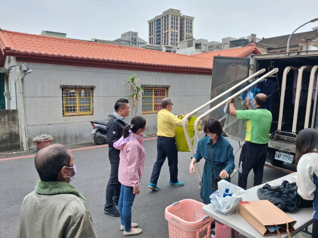 暖暖烘衣情！灣港協會乾燥車服務 臺南東區區長黃炳元陪同送暖