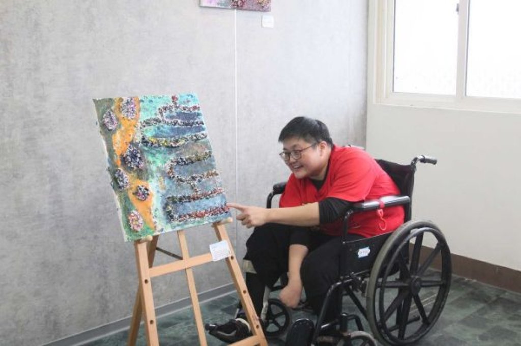 感恩節身障青年獻畫作  回望一年成長軌跡