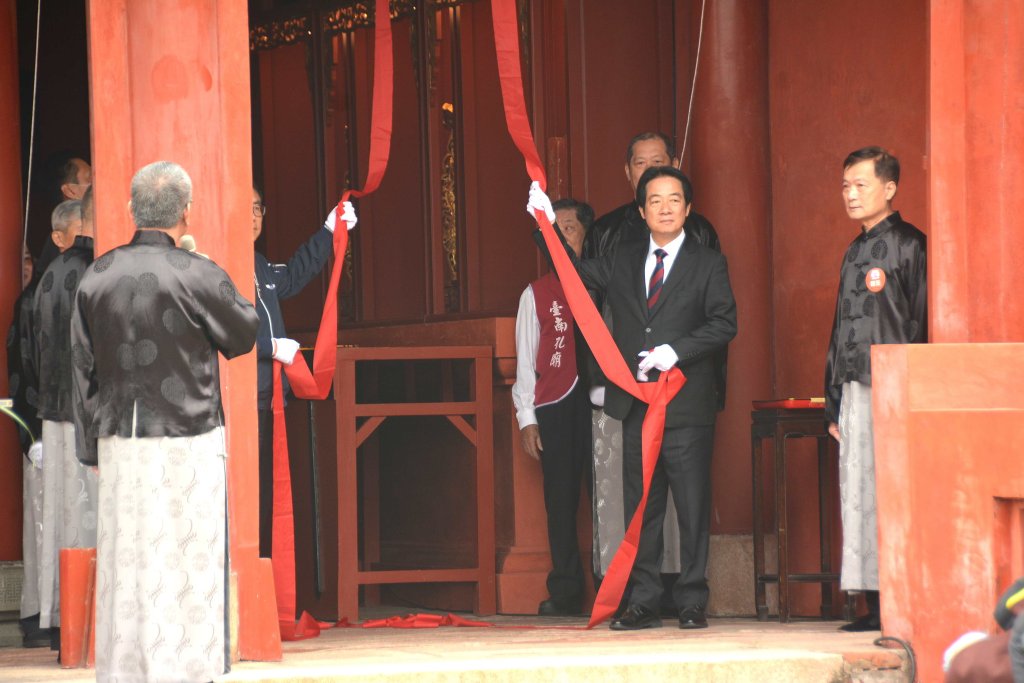 總統賴清德赴臺南孔廟、正統鹿耳門聖母廟、歸仁仁壽宮參拜揭匾 黃偉哲全程陪同為市民祈福