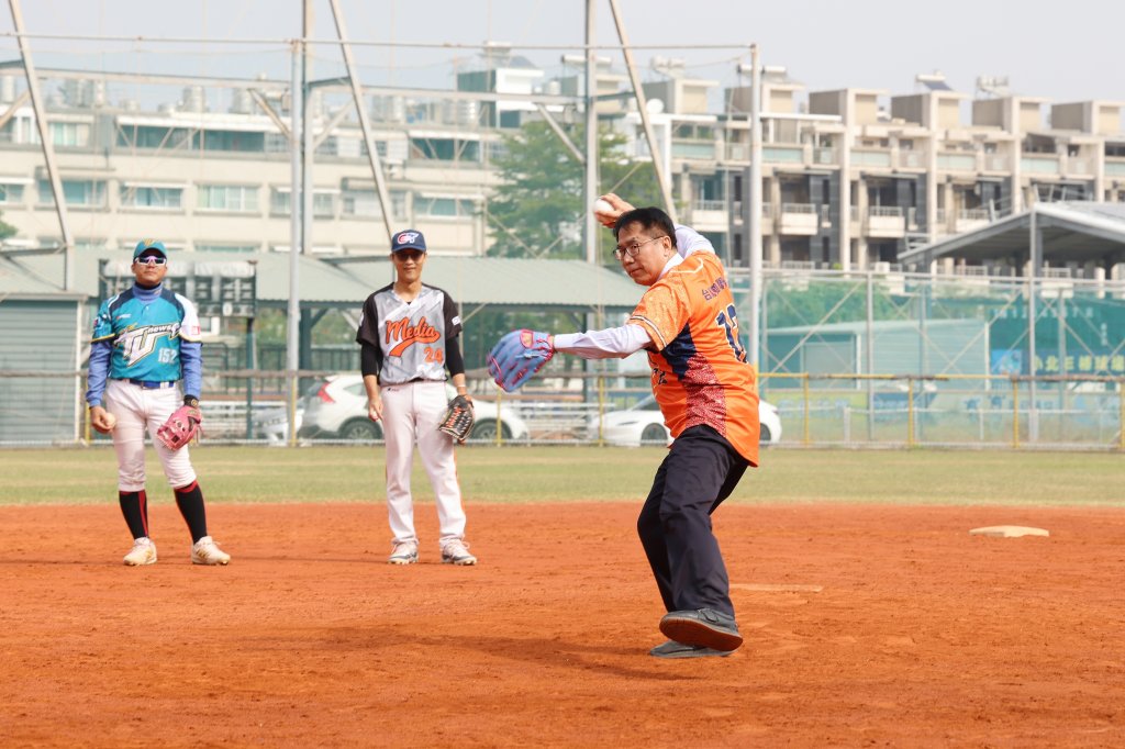 黃偉哲為府城城垣300年全國媒體壘球賽開球 盼展現台南文化與媒體多元交流
