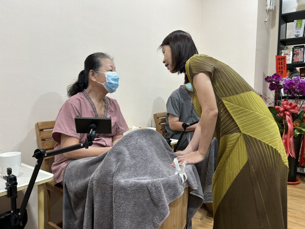 奮力投入市議員黨內初選的林建南妻子「蒔泉蒸足」開幕 盼為每雙辛苦的腳找一個可以歇息的地方