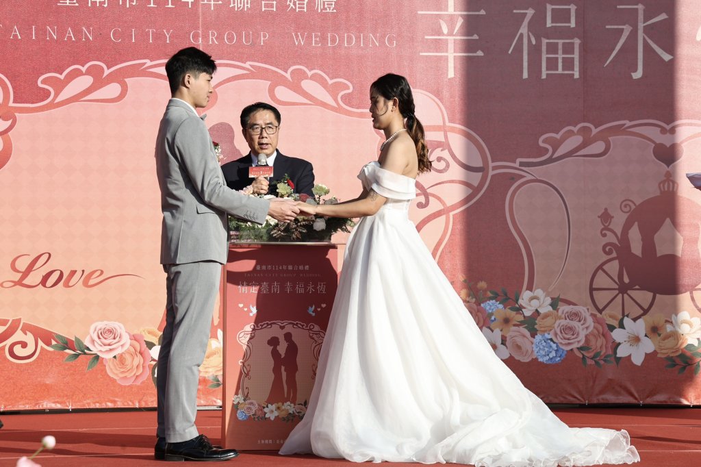 「情定台南 幸福永恆」黃偉哲為台南市聯合婚禮50對新人證婚 