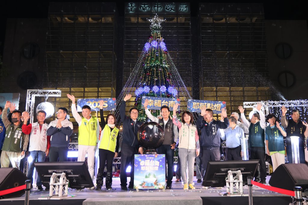 黃偉哲點亮民治市民廣場耶誕樹 要與市民共享溫馨節慶氛圍