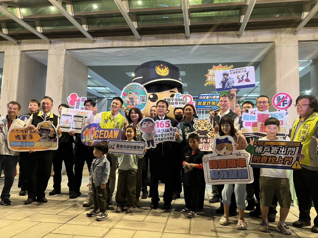 南市警局結合民治市政中心聖誕點燈活動 設置小小警察體驗及防詐宣導攤位 持續強力放送防詐資訊