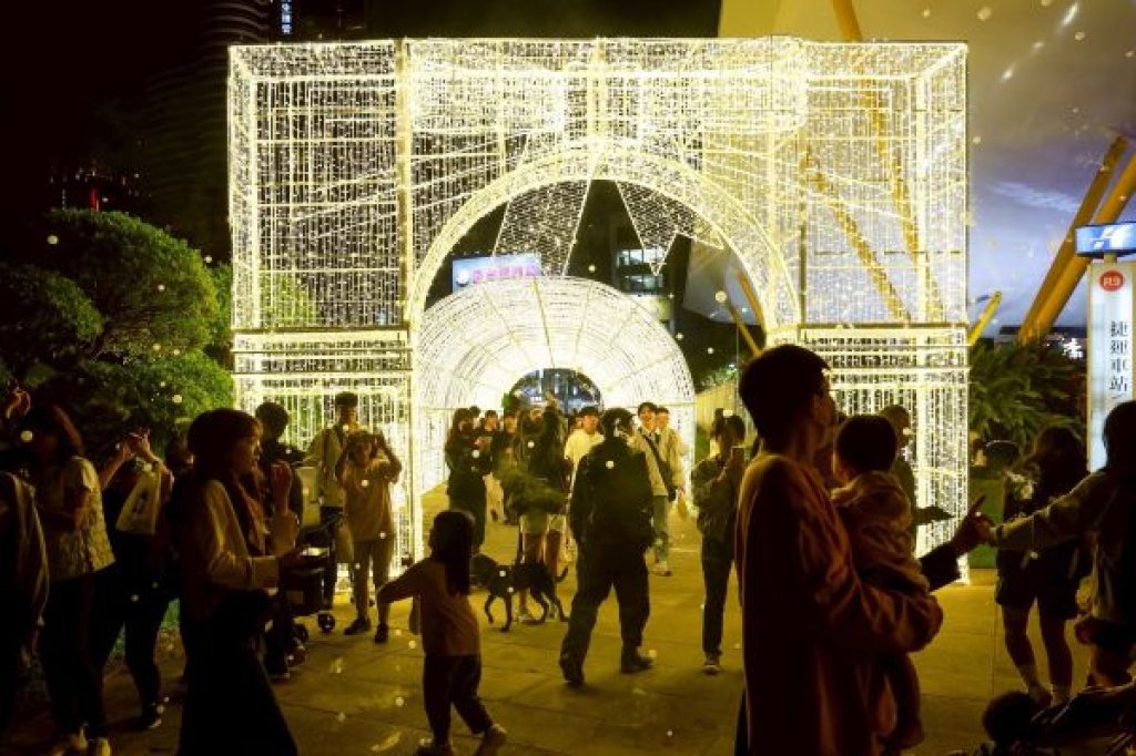 陳其邁點亮高雄永恆星冠聖誕樹 高雄聖誕生活節正式登場