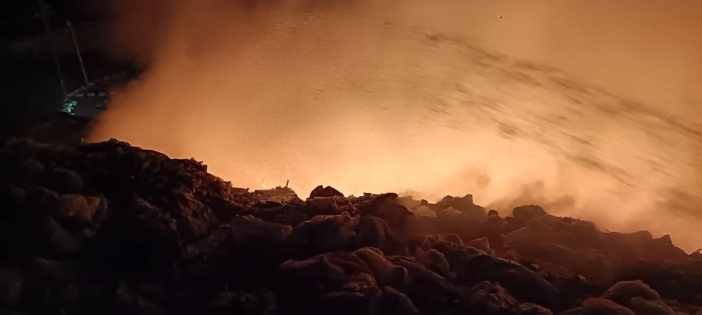 臺南城西掩埋場垃圾山大火 消防局緊急搶救、發佈空污警告