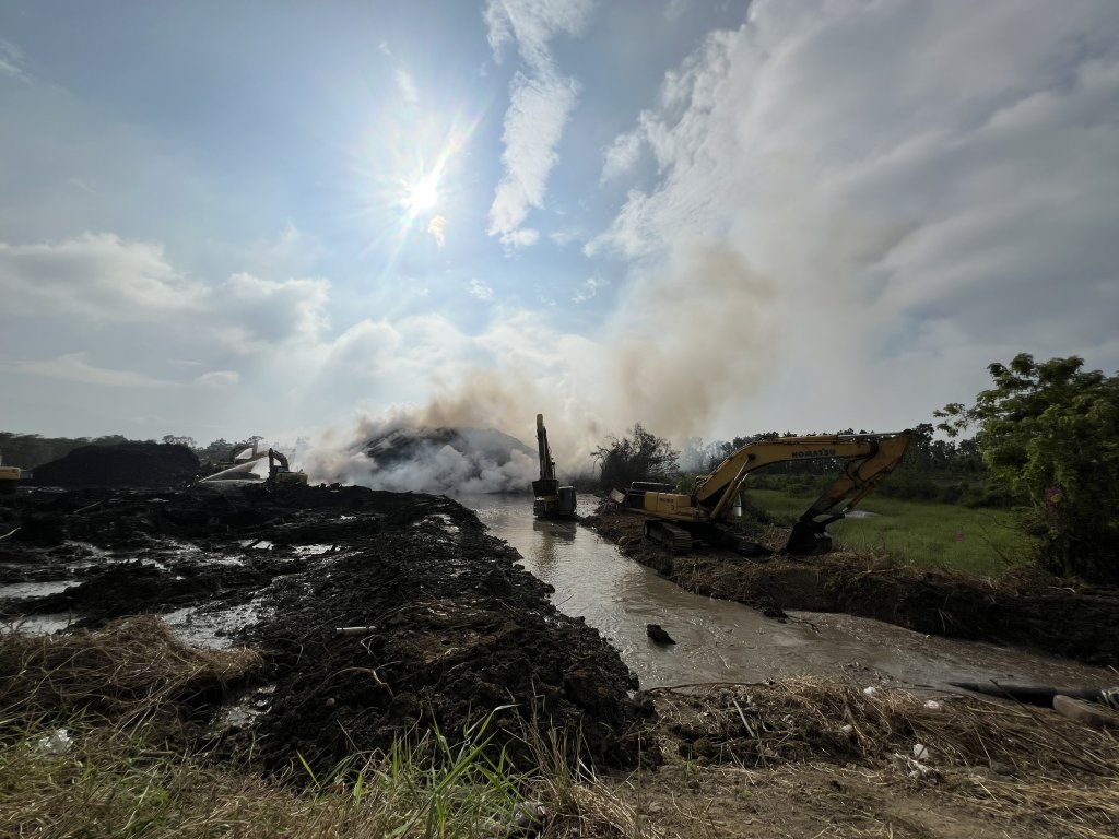 烏樹林暫置場火災最新進度 環保局使用抽水機上下齊攻加速降溫滅火