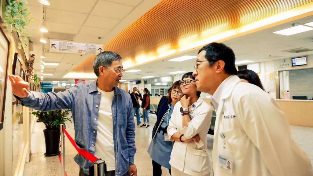 部苗:友善藝廊展出「急診療癒系」畫展暨歡樂耶誕點燈儀式