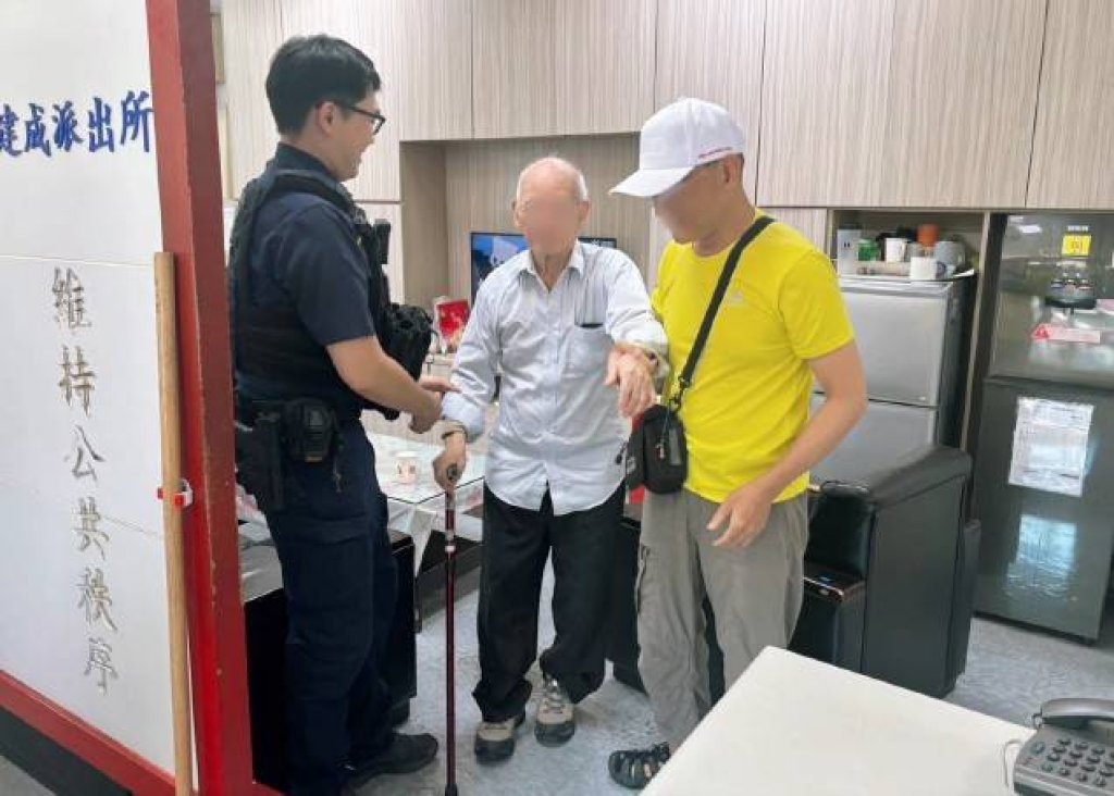 炎熱中午失智老翁精疲力竭癱坐街頭   大同分局暖警溫馨助返家
