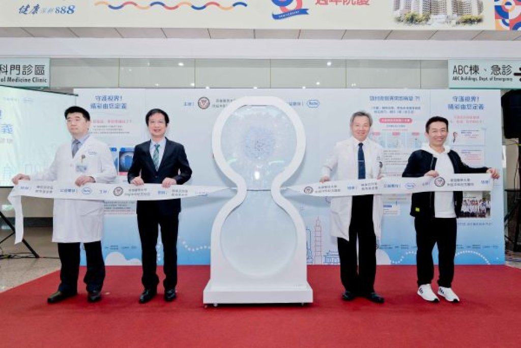 ５旬婦誤把黃斑部病變當老花 洗頭意外揪出視力危機 高醫眼科衛教展示範「遮一眼、睜一眼」檢查護視力