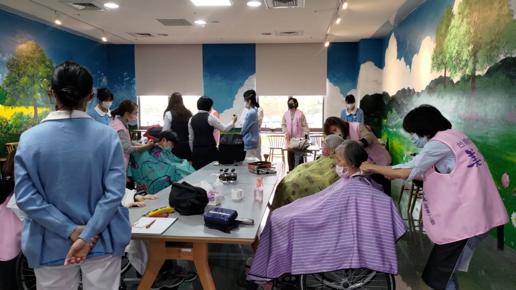 勞工局攜手工會前進麻豆新樓護理之家辦理義剪 用行動傳遞溫暖