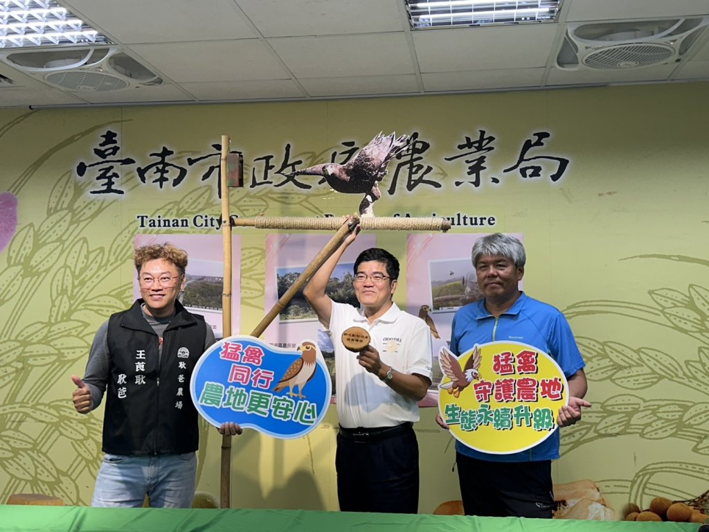 農業局推動猛禽棲架生物防治 打造永續友善農地