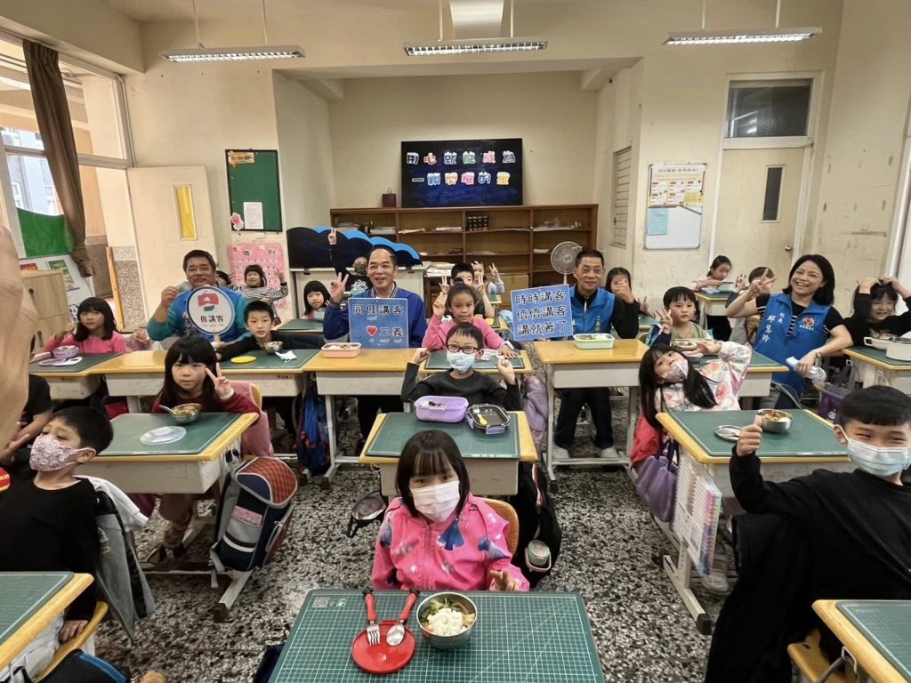 三義鄉推動免費營養午餐七年不間斷　鄉長親赴僑成國小與孩子共餐