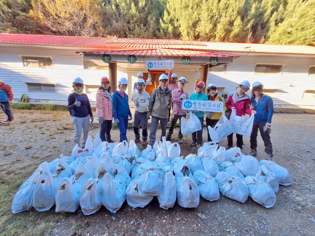  雪霸七卡行動日修步道清垃圾 守護山林成果豐碩