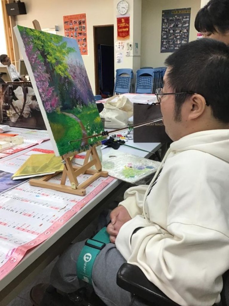  台灣SMA病友協會20週年畫展高醫登場  病友用藝術跨越限制「揮灑生命的色彩」